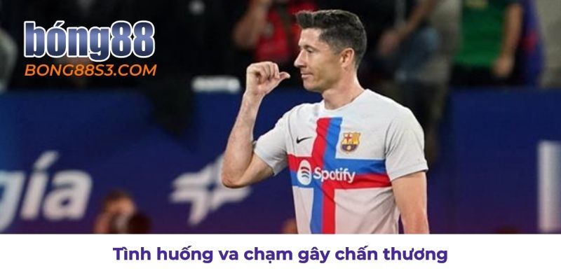 Va chạm mạnh khiến Lewandowski gặp chấn thương nghiêm trọng